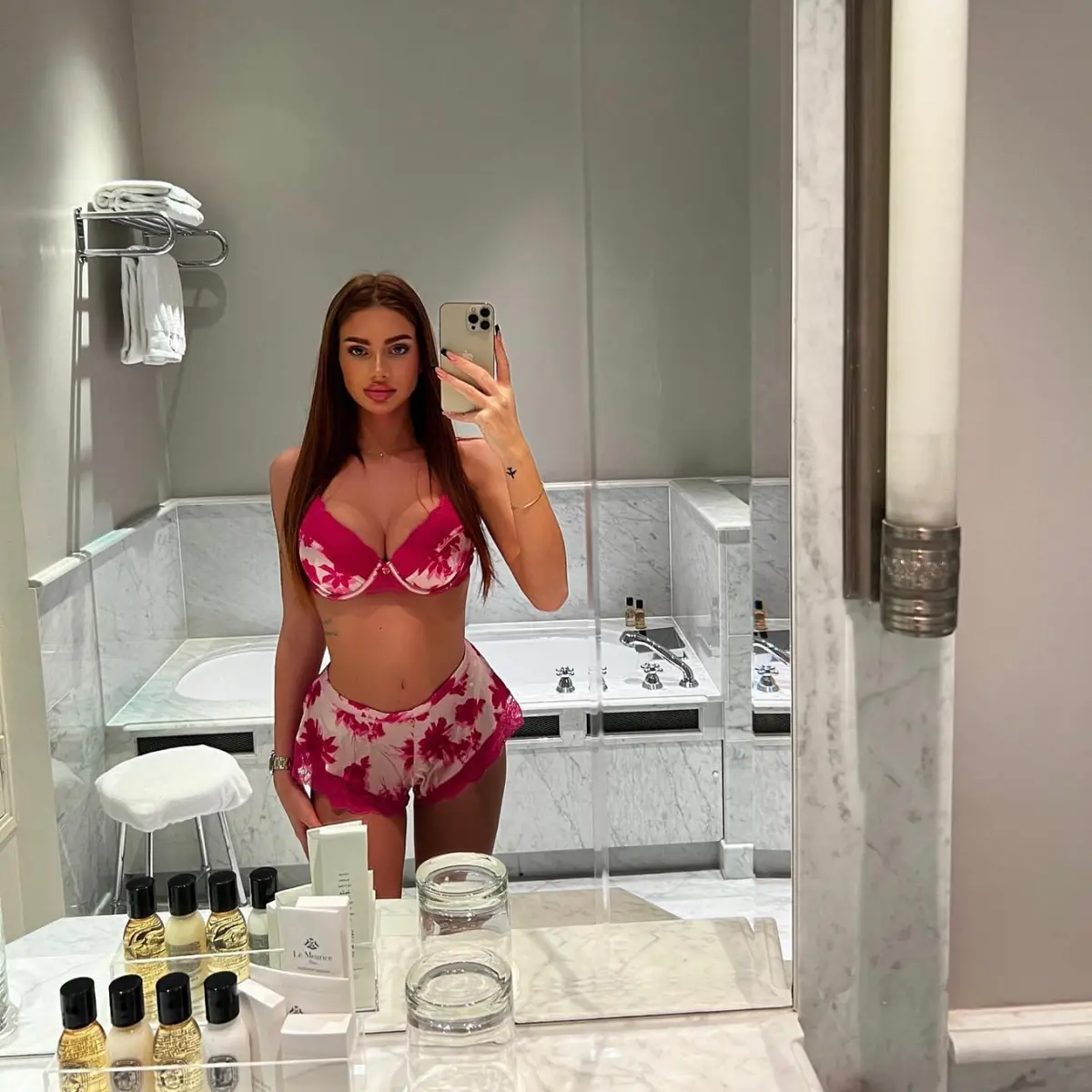 Isna escort in Paris