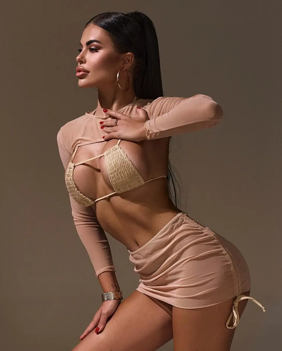 Lizzie escort in Moscow