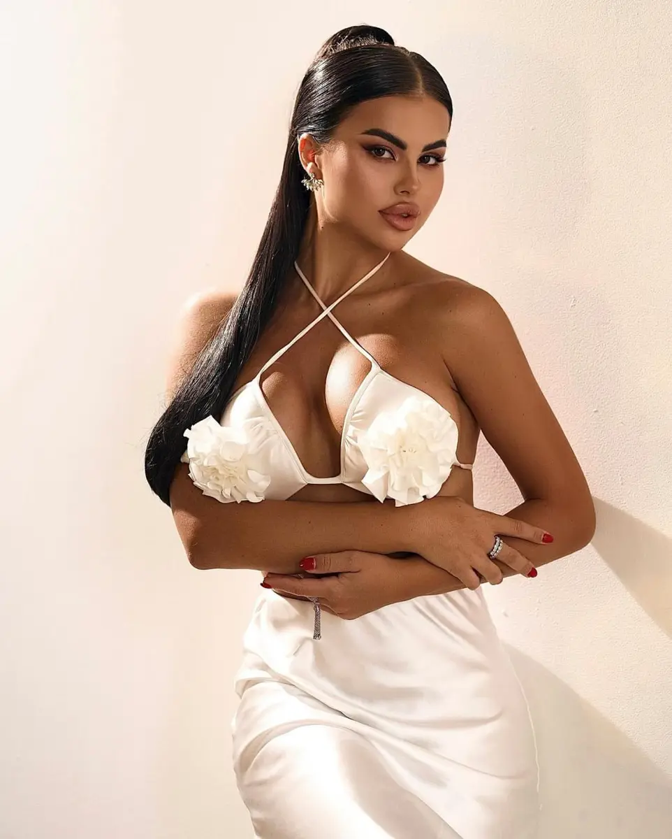 Lizzie escort in Moscow