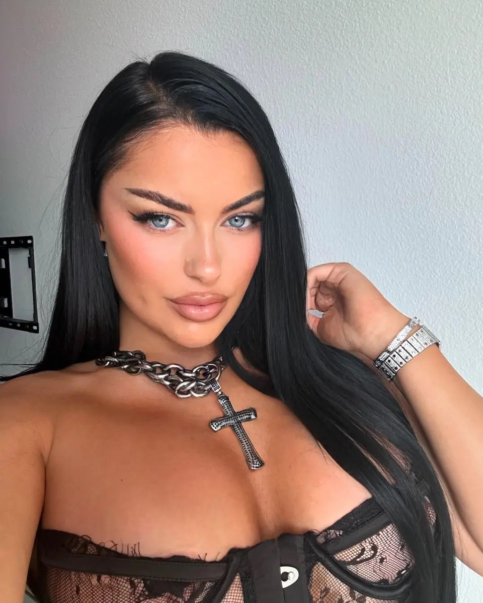 Zira escort in Dubai